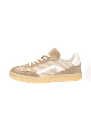 Sneaker in suede beige con dettagli in pelle bianca, caratterizzati da un design a coste, lacci piatti e una suola in gomma leggera e texturizzata.