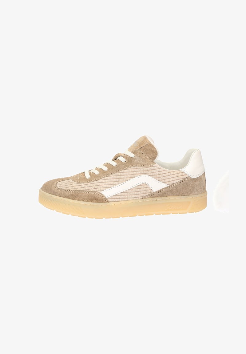 Beige Wildlederschuhe mit weißen Lederakzenten, ausgestattet mit einem gerippten Design, flachen Schnürsenkeln und einer strukturierten, hellen Gummisohle.