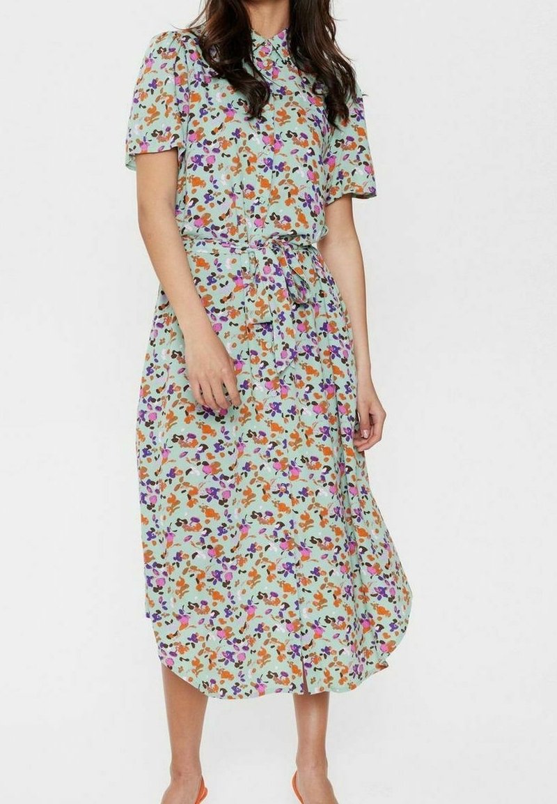 Abito midi floreale in tessuto blu chiaro con motivi viola, arancioni e rosa, maniche corte, apertura frontale con bottoni e vita con cintura.