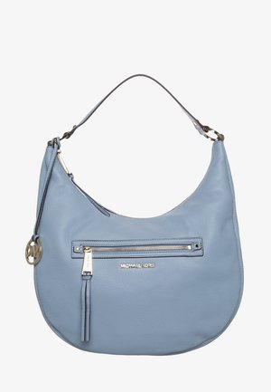 Lichtblauwe leren schoudertas van Michael Kors met een voorvak met ritssluiting, gouden logohangertje en enkele schouderband.