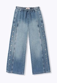 Pantalons en denim bleu clair à jambes larges, avec une taille élastique, un cordon de serrage et des détails en pression argentés le long des coutures extérieures.