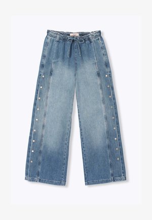 Pantalons en denim bleu clair à jambes larges, avec une taille élastique, un cordon de serrage et des détails en pression argentés le long des coutures extérieures.