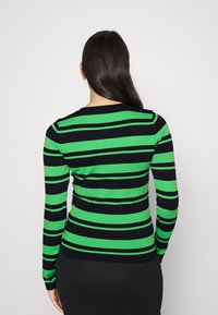 Gestreifter Pullover mit langen Ärmeln, der auffällige grüne und schwarze horizontale Streifen aufweist, mit einer taillierten Silhouette und weichem Strickmaterial.