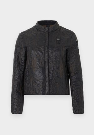 Veste matelassée noire avec coutures florales, col montant, manches longues et fermeture éclair avant.