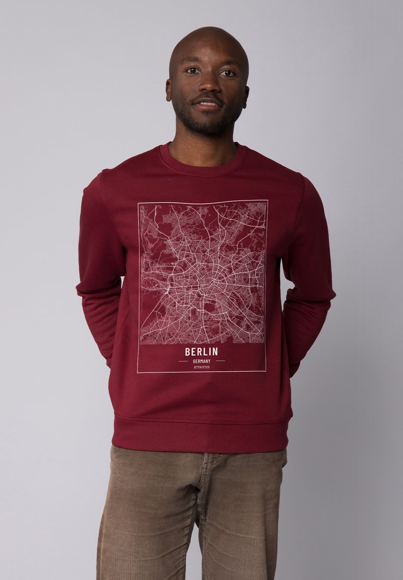 Bordeaux sweatshirt met een witte kaartafbeelding van Berlijn, met de tekst "BERLIJN" en "DUITSLAND" eronder. Zacht materiaal, ronde halsontwerp.