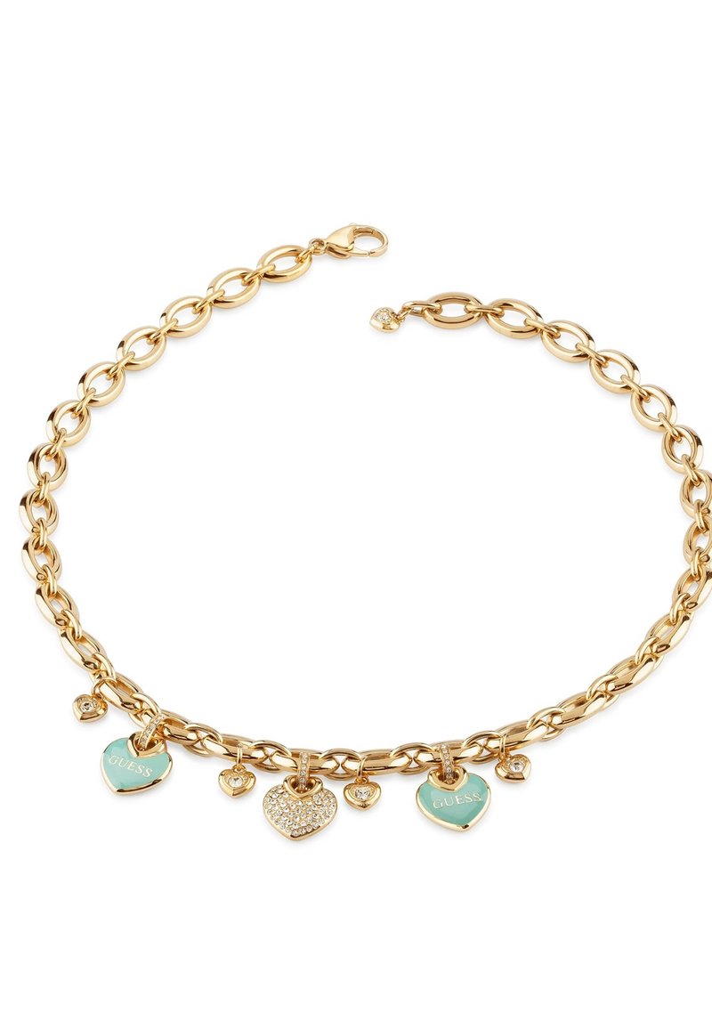 Collier en chaîne dorée mettant en valeur des pendentifs en forme de cœur, certains avec des accents en turquoise et un orné de strass. Le texte comprend "GUESS" sur un des pendentifs.