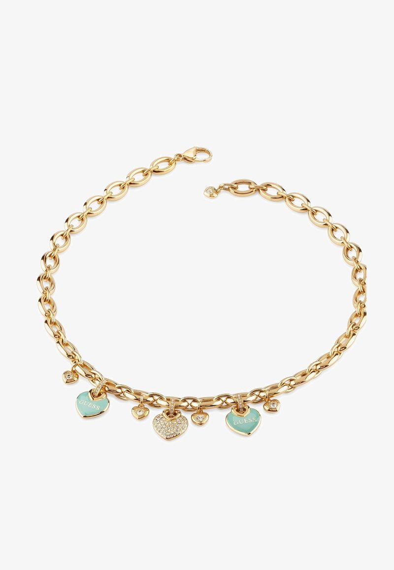 Collier en chaîne dorée mettant en valeur des pendentifs en forme de cœur, certains avec des accents en turquoise et un orné de strass. Le texte comprend "GUESS" sur un des pendentifs.