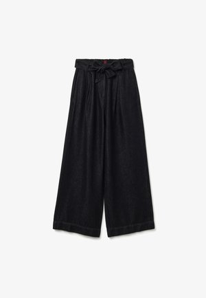 Hochtaillierte schwarze weit geschnittene Hose mit einem Stoffgürtel, der zu einer Schleife an der Taille gebunden ist, und mit Gürtelschlaufen sowie Fältchen.