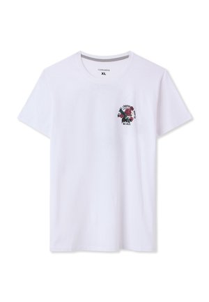 T-shirt bianca a maniche corte con scollo rotondo, piccola grafica di rosa rossa e testo sul petto sinistro, taglia XL stampata all'interno del colletto.
