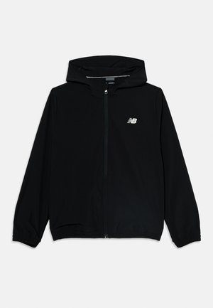Μαύρο φούτερ με φερμουάρ και κουκούλα, με ελαστικές μανσέτες και τελείωμα, που φέρει μικρό λευκό λογότυπο New Balance στο αριστερό στήθος.
