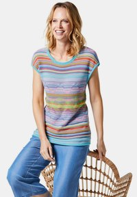 Mehrfarbiger Strickoberteil mit horizontalen Streifen in Blau-, Pink- und Grüntönen, Rundhalsausschnitt und kurzen Ärmeln. Kombiniert mit hellblauen Hosen.