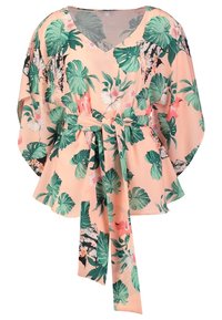 Blusa floreale in morbido tessuto pesco, con foglie verdi e fiori rosa, scollo a V, vestibilità ampia e una cintura annodata in vita per un tocco di dettagli.