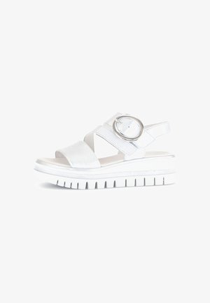 Witte platform sandalen met twee brede banden en een ronde metalen accent. Zachte textuur, rubberen zool met een geribbeld patroon.