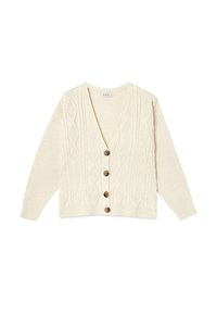 Kremowy sweter z dzianiny z wzorami w warkocze, długimi rękawami, czterema brązowymi guzikami i kołnierzykiem w kształcie litery V.