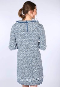 Hoodiekleid in Blau mit weißem Blumenmuster, langen Ärmeln und gewelltem Saum. Weicher Stoff mit strukturierter Oberfläche.