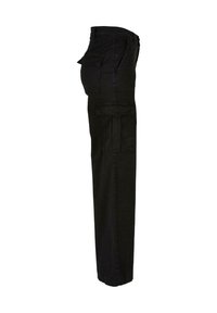 Pantalon cargo noir vu de côté gauche, avec plusieurs poches à rabat et une coupe droite.