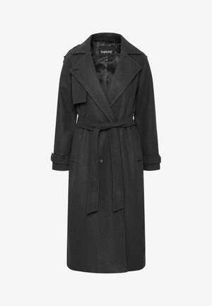 Szary płaszcz trench z mieszanki wełny z wyciętym kołnierzem, długimi rękawami, detalami w postaci guzików oraz odczepianym paskiem, o gładkiej, szczotkowanej teksturze.