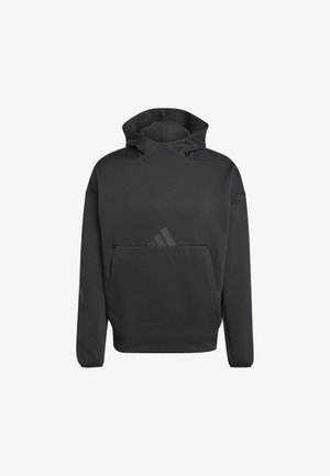 Sudadera negra con capucha, cuello alto, mangas largas y un bolsillo frontal. Tela suave con un discreto detalle de logo en la parte inferior.