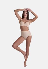 Nude underkläder set som har en vadderad BH med tunna remmar och högmidjade trosor. Slät textur, sömlös design och ingen synlig hårdvara.
