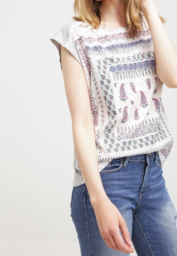 Wit kortemouwen blouse met paisley- en bloemenpatronen, voorzien van een lichtgewicht ontwerp en een contrasterende grijze halslijn, gecombineerd met blauwe jeans.