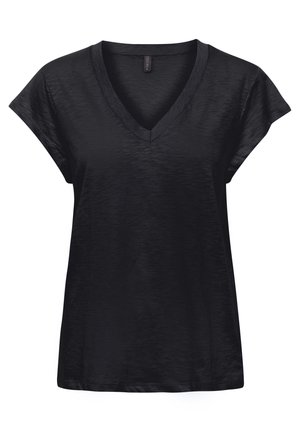 Mustan V-kaelusega T-särk, mis on valmistatud siledast ja kergest kangast. Omab lühikesi varrukaid, vabalt langevat lõiget ja peent tekstuuri üle kogu pinna.