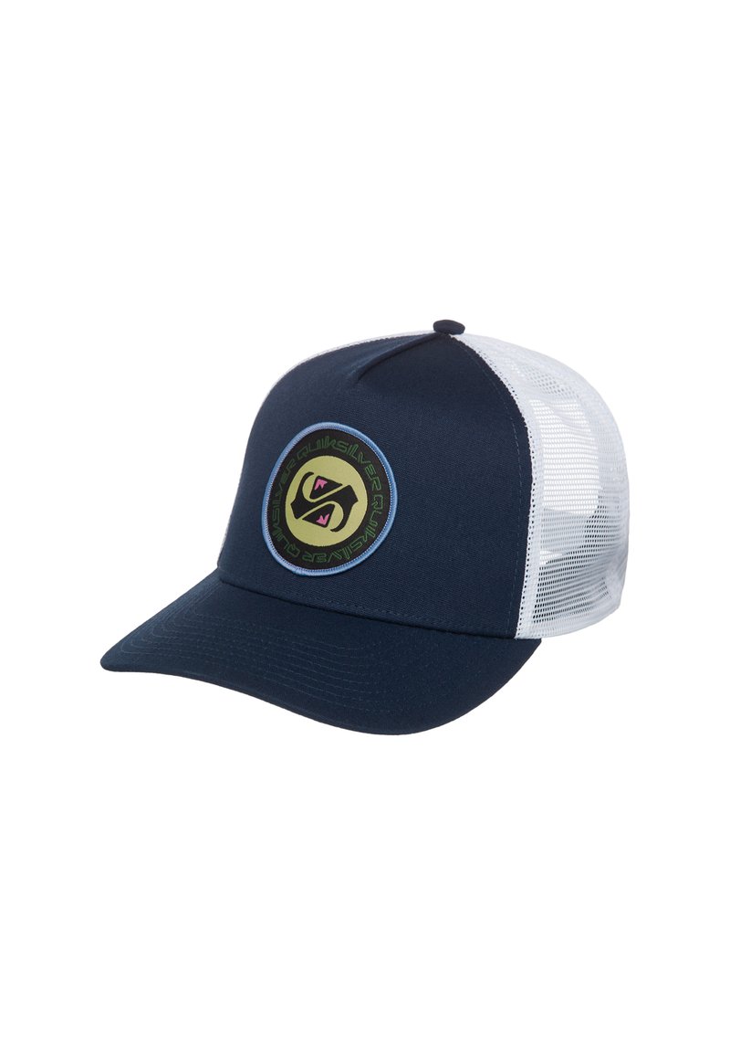Gorra trucker de malla en azul marino y blanco con parche circular del logo de Quiksilver en verde y negro en el panel frontal.