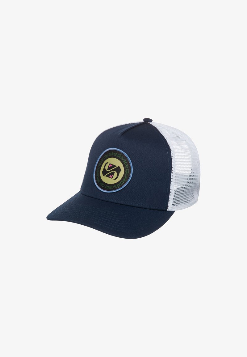 Gorra trucker de malla en azul marino y blanco con parche circular del logo de Quiksilver en verde y negro en el panel frontal.