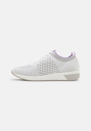 Hellgrauer Strick-Sneaker mit weißen Schnürsenkeln, gemusteter Seite, leichter Keilsohle und violettem Innenfutter auf weißem Hintergrund.