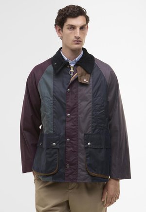 Heren meerkleurige jack met een corduroy kraag, drukknoopsluitingen en grote zakken. Gemaakt van een soepel, duurzaam materiaal met verschillende tinten.