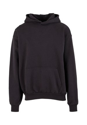 Svart huvtröja med framfickor, ribbade muddar och nederkant, samt en diskret broderad logotyp på bröstet.
