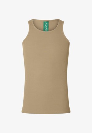 Bež tenkostenski top z okroglim izrezom in zeleno obesno etiketo. Mehka tekstura, oprijeta zasnova, brezrokavni kroj in brez dodatnih poudarkov.