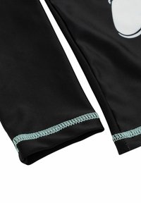 Costume da bagno nero con cuciture turchesi lungo i bordi delle maniche. Il tessuto è morbido con un design aderente, visivamente elegante e funzionale.