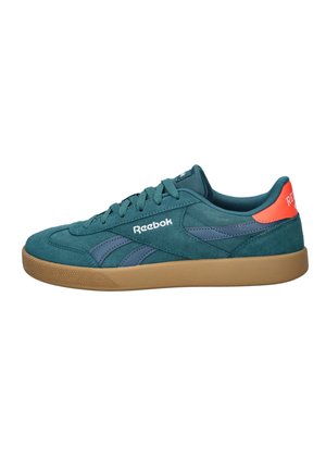 Teal suède lage sneaker met gumzool, marineblauwe zijstrepen, teal veters en oranje hieltab met witte Reebok-bedrukking.