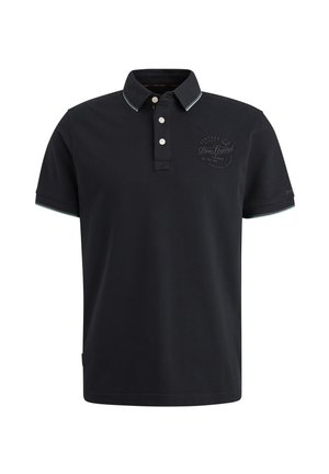 Tummansininen polo-paita, jossa on kaulus, kolme nappilista ja vaaleansinisiä yksityiskohtia kauluksessa. Rinnassa on logo.