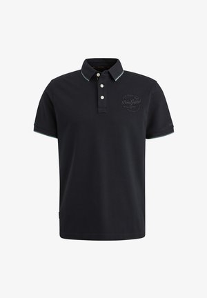 Camiseta polo de color azul marino con cuello, tapeta de tres botones y acentos en azul claro en el cuello. Presenta un logo en el pecho.