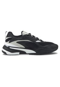 Schwarzer und weißer Sport sneaker mit Netz- und Lederpaneelen, gepolsterter Sohle, Schnürverschluss und einer Zuglasche an der Ferse.