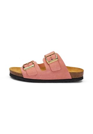 Sandale mule en suède rose avec deux boucles dorées réglables et une semelle intérieure en liège avec semelle extérieure en caoutchouc noir.