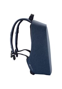 Sac à dos bleu foncé au design élégant et angulaire, avec une finition en tissu texturé, des bretelles ajustables et des accents en maille pour une bonne respirabilité.