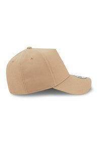 Beige Baseballcap mit gebogenem Schirm und gesteppten Belüftungslöchern, seitlich auf einem weißen Hintergrund dargestellt.