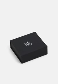 Mustal ristkülikukujuline kast, millel on sile tekstuur ja kaas, mille peal on valge logo "RL". Kast on mõeldud pakendamiseks või ladustamiseks.