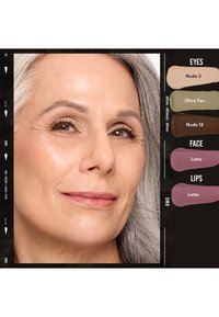 Dojrzała kobieta z siwymi włosami, nosząca naturalny makijaż; cienie do powiek w odcieniach Nude 3, Olive You, Nude 12; kolor twarzy i ust w swatchach Latte.