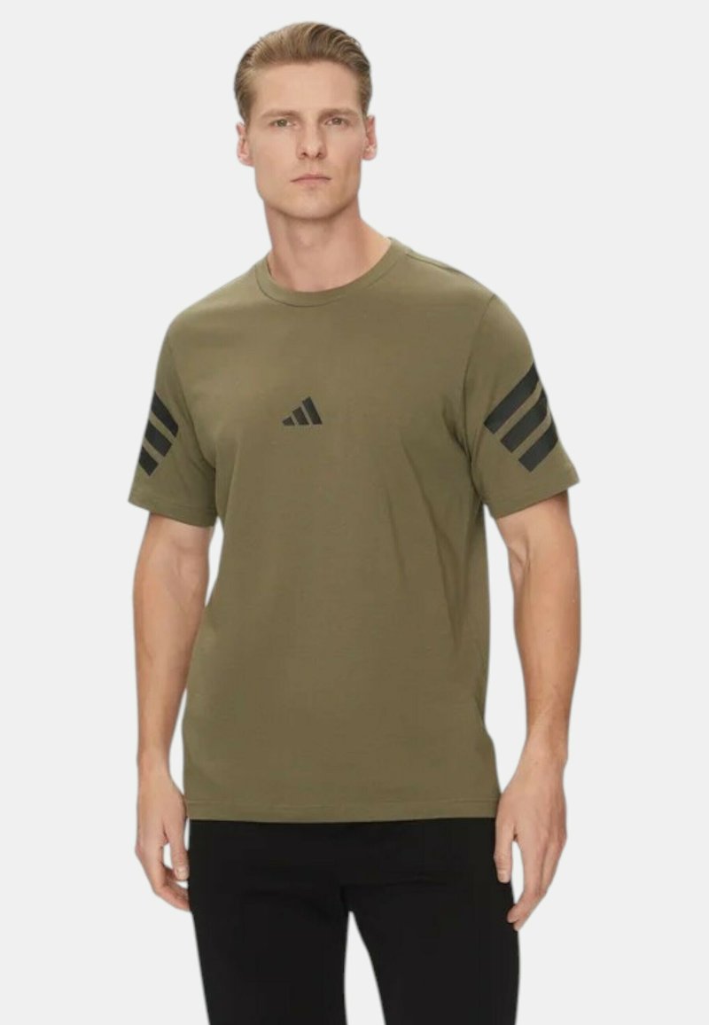 T-shirt in cotone verde oliva con maniche corte, con logo Adidas nero e tre strisce nere su ogni spalla.
