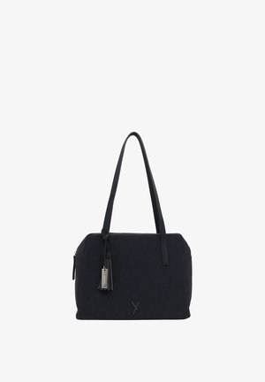Borsa nera con due manici lunghi, superficie testurizzata, chiusura con cerniera, nappina decorativa con targhetta in metallo e piccolo logo a rilievo sul davanti.