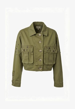 Olivengroene cropped jas met knoopsluiting aan de voorkant, twee klepzakken aan de voorkant, lange mouwen en decoratieve metalen oogjes op de zakken en mouwen.