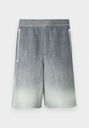 Shorts décontractés gris en dégradé avec ceinture élastique et bandes blanches sur les côtés, longueur genou, présentés sur un fond uni.