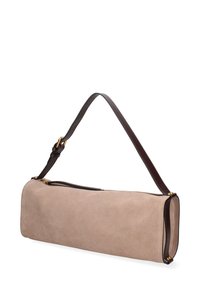 Beige suède schoudertas met een lange rechthoekige vorm, een donkerbruine leren schouderband, een gouden rits en een minimalistisch ontwerp.