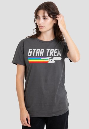 Graues Baumwoll-T-Shirt mit auffälligem weißen "STAR TREK"-Text und einem mehrfarbigen Regenbogenstreifen mit einer Grafik eines Raumschiffs.