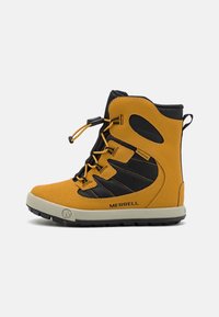 Bottes de cheville imperméables en jaune et noir avec une tige en cuir texturé et en nylon, dotées d'un système de laçage et d'une semelle en caoutchouc.