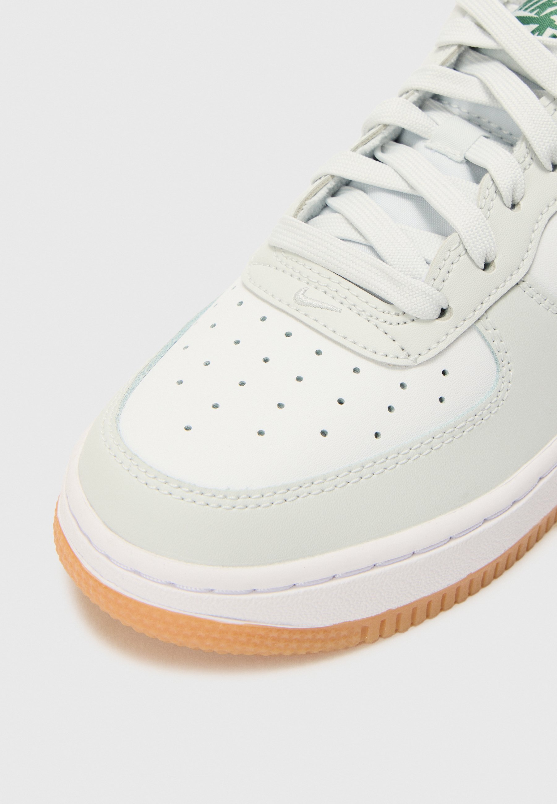 air force blanche semelle marron