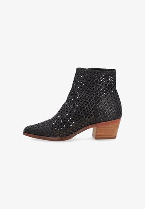 Botín de cuero negro tejido con punta puntiaguda y tacón de bloque de madera apilada, con diseño perforado y transpirable.